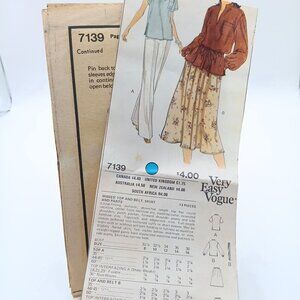 UNCUT Vintage Sewing PATTERN Vogue 7139, Very Easy Ladies 1979 Top and Belt Skir